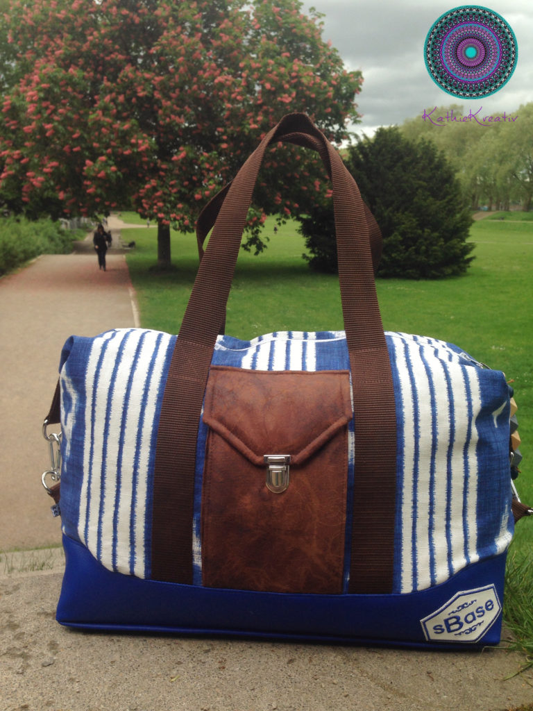 Reisetasche nähen - diesmal näht KathieKreativ eine kleine Reise für den Mann - mit selbstentworfenem Logo und schicker Aufsatztasche