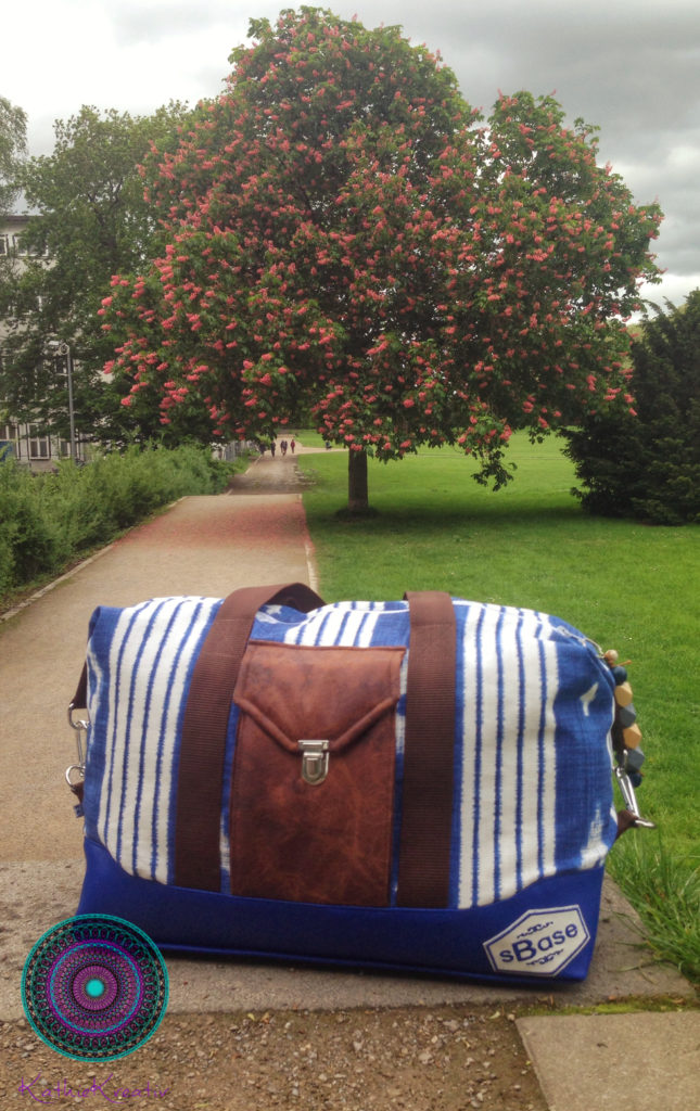 Reisetasche nähen - diesmal näht KathieKreativ eine kleine Reise für den Mann - mit selbstentworfenem Logo und schicker Aufsatztasche